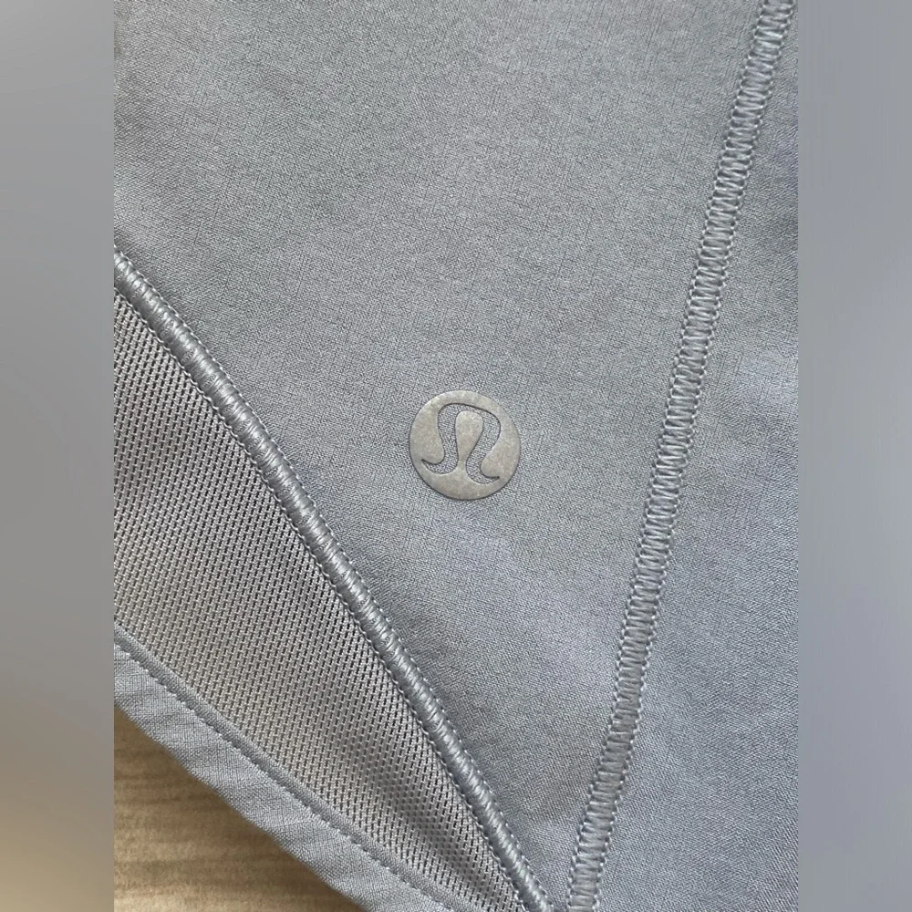 Lululemon Hotty Hot High-Rise Lined Short 2.5" in Rhino Grey ~ Size 8 - Picture 5 of 9